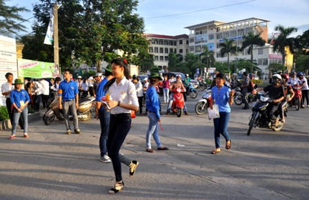 Giọt nước mắt, nỗi lo lắng trước giờ sĩ tử bắt đầu môn thi đầu 