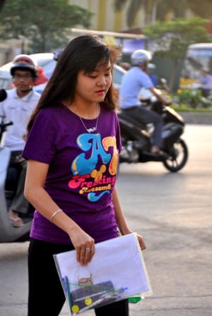 Giọt nước mắt, nỗi lo lắng trước giờ sĩ tử bắt đầu môn thi đầu 