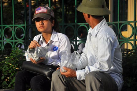 Giọt nước mắt, nỗi lo lắng trước giờ sĩ tử bắt đầu môn thi đầu 