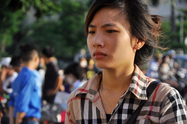 Giọt nước mắt, nỗi lo lắng trước giờ sĩ tử bắt đầu môn thi đầu 