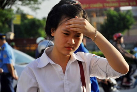 Giọt nước mắt, nỗi lo lắng trước giờ sĩ tử bắt đầu môn thi đầu 