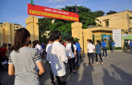 Giọt nước mắt, nỗi lo lắng trước giờ sĩ tử bắt đầu môn thi đầu 