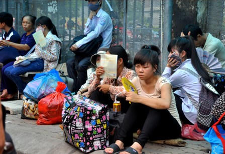 Sĩ tử vội vã rời Hà Nội sau môn thi cuối 