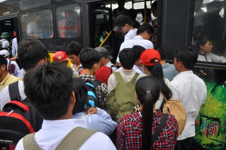 Sĩ tử vội vã rời Hà Nội sau môn thi cuối 