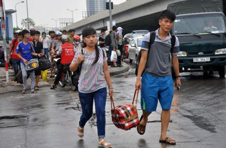 Sĩ tử vội vã rời Hà Nội sau môn thi cuối 