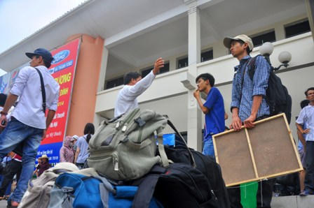 Sĩ tử vội vã rời Hà Nội sau môn thi cuối 