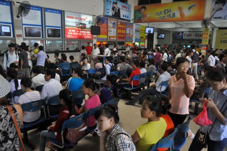 Sĩ tử vội vã rời Hà Nội sau môn thi cuối 