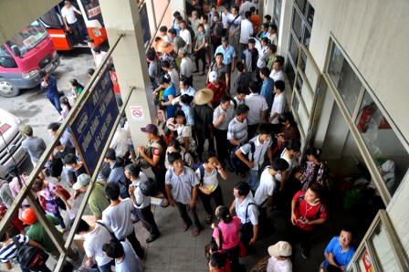 Sĩ tử vội vã rời Hà Nội sau môn thi cuối 