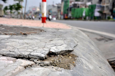 Vỉa hè đường “đắt nhất hành tinh” cũng phải làm lại