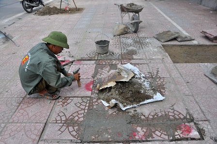 Vỉa hè đường “đắt nhất hành tinh” cũng phải làm lại