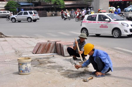Cận cảnh lún nứt, gãy vỡ… trên vỉa hè con đường “đắt nhất hành tinh” 