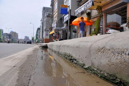 Cận cảnh lún nứt, gãy vỡ… trên vỉa hè con đường “đắt nhất hành tinh” 