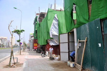 Cận cảnh lún nứt, gãy vỡ… trên vỉa hè con đường “đắt nhất hành tinh” 