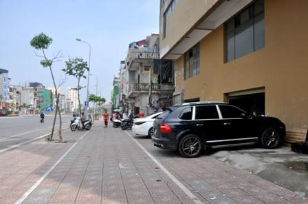 Cận cảnh lún nứt, gãy vỡ… trên vỉa hè con đường “đắt nhất hành tinh” 