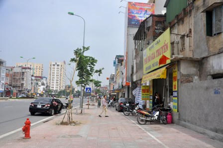 Cận cảnh lún nứt, gãy vỡ… trên vỉa hè con đường “đắt nhất hành tinh” 