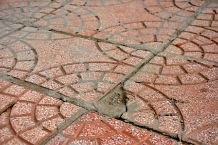 Cận cảnh lún nứt, gãy vỡ… trên vỉa hè con đường “đắt nhất hành tinh” 