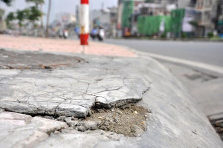 Cận cảnh lún nứt, gãy vỡ… trên vỉa hè con đường “đắt nhất hành tinh” 
