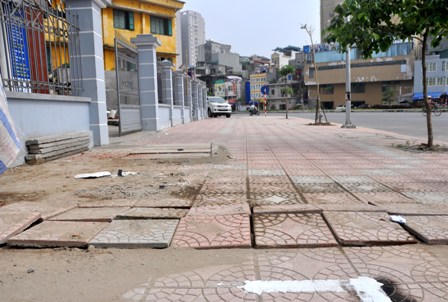 Cận cảnh lún nứt, gãy vỡ… trên vỉa hè con đường “đắt nhất hành tinh” 
