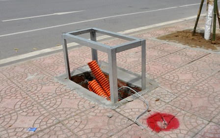 Cận cảnh lún nứt, gãy vỡ… trên vỉa hè con đường “đắt nhất hành tinh” 