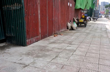 Cận cảnh lún nứt, gãy vỡ… trên vỉa hè con đường “đắt nhất hành tinh” 