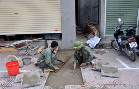 Cận cảnh lún nứt, gãy vỡ… trên vỉa hè con đường “đắt nhất hành tinh” 