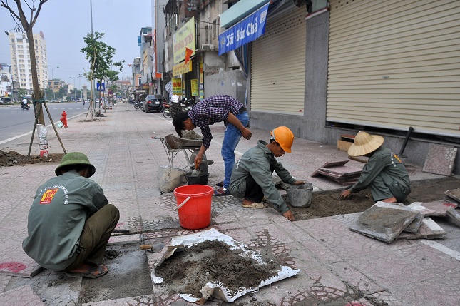 Cận cảnh lún nứt, gãy vỡ… trên vỉa hè con đường “đắt nhất hành tinh” 
