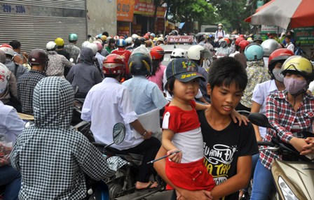 Giao thông ngày tập trung thi ĐH đợt 2: Nhiều sĩ tử muộn giờ 