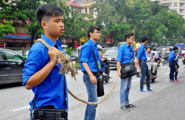 Thanh niên tình nguyện dùng dây thừng bảo vệ sĩ tử 