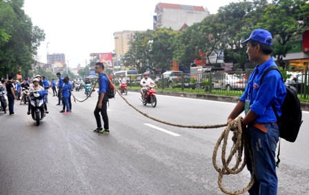 Thanh niên tình nguyện dùng dây thừng bảo vệ sĩ tử 