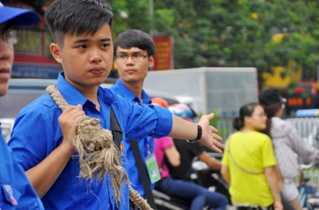 Thanh niên tình nguyện dùng dây thừng bảo vệ sĩ tử 