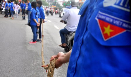 Thanh niên tình nguyện dùng dây thừng bảo vệ sĩ tử 