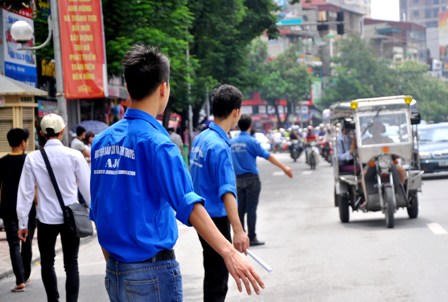 Thanh niên tình nguyện dùng dây thừng bảo vệ sĩ tử 