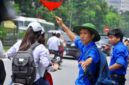 Thanh niên tình nguyện dùng dây thừng bảo vệ sĩ tử 