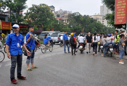 Thanh niên tình nguyện dùng dây thừng bảo vệ sĩ tử 