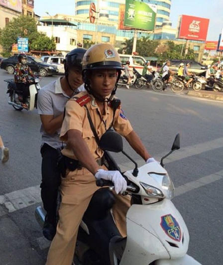 CSGT TP Hà Nội đưa nhiều sĩ tử tới trường thi đúng giờ 