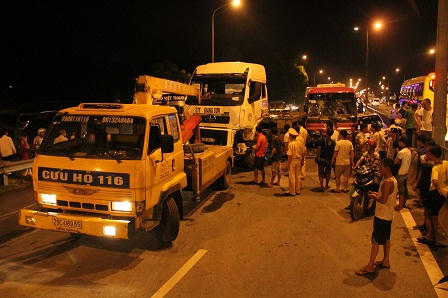 Taxi đón khách giữa đường gây tai nạn liên hoàn