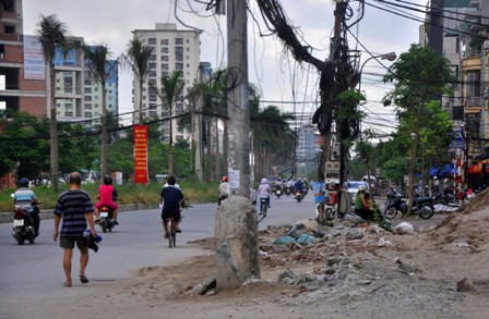 Cột điện ngổn ngang, ám ảnh người giao thông trên đường Tân Mai