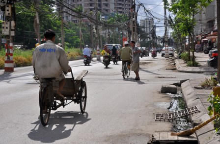 Cột điện ngổn ngang, ám ảnh người giao thông trên đường Tân Mai