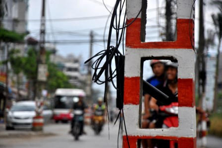 Cột điện ngổn ngang, ám ảnh người giao thông trên đường Tân Mai