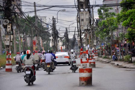 Cột điện ngổn ngang, ám ảnh người giao thông trên đường Tân Mai