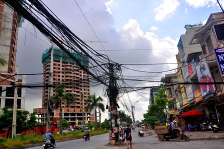 Cột điện ngổn ngang, ám ảnh người giao thông trên đường Tân Mai