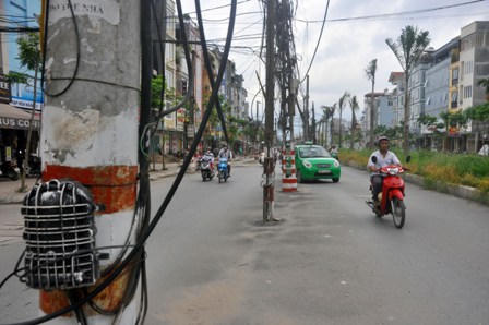 Cột điện ngổn ngang, ám ảnh người giao thông trên đường Tân Mai