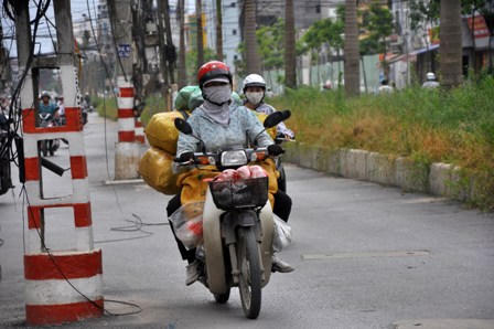 Cột điện ngổn ngang, ám ảnh người giao thông trên đường Tân Mai