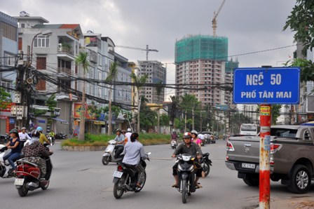 Cột điện ngổn ngang, ám ảnh người giao thông trên đường Tân Mai