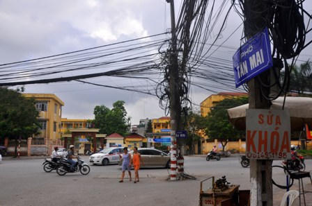 Cột điện ngổn ngang, ám ảnh người giao thông trên đường Tân Mai