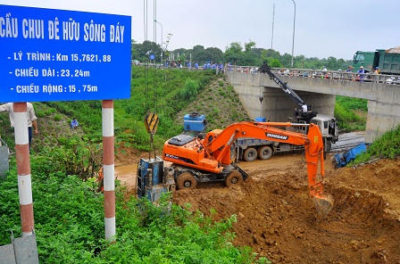 Đã khắc phục xong sự cố vỡ ống nước dẫn sông Đà lần 9