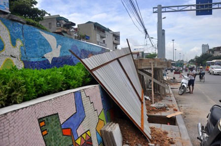 Hà Nội: Cận cảnh những vết nứt tàn phá con đường đạt kỷ lục Guiness