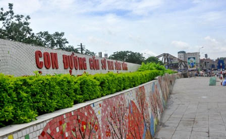 Hà Nội: Cận cảnh những vết nứt tàn phá con đường đạt kỷ lục Guiness