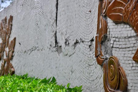 Hà Nội: Cận cảnh những vết nứt tàn phá con đường đạt kỷ lục Guiness