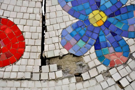 Hà Nội: Cận cảnh những vết nứt tàn phá con đường đạt kỷ lục Guiness